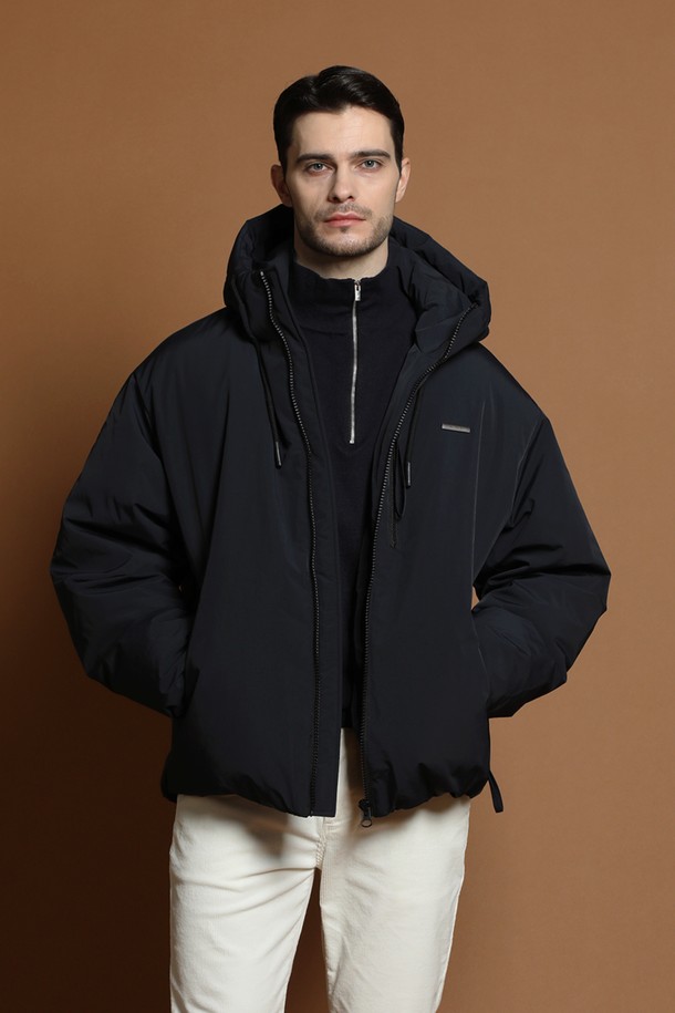 덕다운 후드 패딩 재킷 M-QCJP51은 남성용 겨울 아우터입니다. 블랙 컬러의 무지 디자인으로, 캐주얼 및 스포티 스타일을 연출하기 좋습니다. 두꺼운 두께감과 부드러운 촉감의 덕다운 소재로 제작되어 보온성과 방풍 기능을 제공합니다. 오버핏 숏패딩으로, 출근룩이나 여행룩에 편안하게 착용할 수 있으며, 긴 소매와 집업 여밈 방식의 디자인입니다. 후드 디테일이 더해져 활동적인 느낌을 더합니다.
