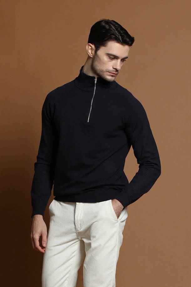 소프트 사이드 반집업 니트 M-QNIT61은 가을, 겨울 시즌에 어울리는 남성용 니트입니다. 베이직하고 미니멀한 스타일로, 일상복으로 활용하기 좋습니다. 부드러운 촉감의 니트 소재로 제작되었으며, 두꺼운 두께감으로 따뜻하게 착용할 수 있습니다. 레귤러 핏에 긴 소매, 반집업 네크라인 디자인으로 세련된 느낌을 더했습니다. 블랙 컬러에 무지 패턴으로 어떤 옷에도 쉽게 매치할 수 있습니다.
