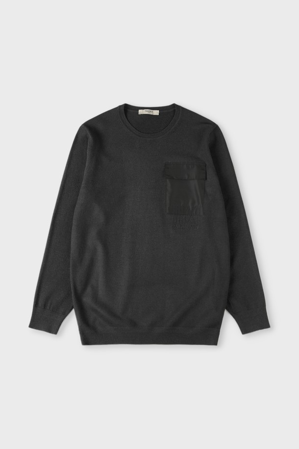 슬림핏 소프트 포켓 니트 M-QNIT62는 가을, 겨울 시즌에 어울리는 공용 니트/스웨터입니다. 부드러운 촉감의 니트 소재로 제작되었으며, 라운드넥과 긴소매 디자인으로 베이직하고 미니멀한 스타일을 연출합니다. 얇은 두께감으로 편안하게 착용 가능하며, 포켓 디테일이 돋보입니다. 출근룩과 비즈니스 캐주얼에 활용하기 좋으며, 미니멀, 클래식, 캐주얼 등 다양한 스타일을 소화할 수 있습니다.
