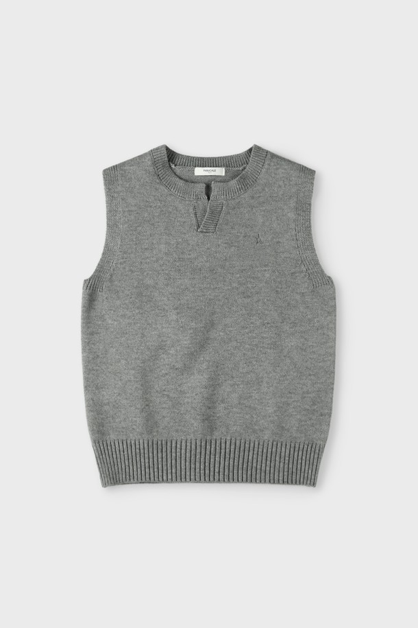 멜란지 오픈형 카라 베스트 M-QNIT63은 여성용 베스트로, 봄, 가을에 착용하기 좋은 크롭 기장의 니트입니다. 부드러운 촉감의 멜란지 소재로 제작되었으며, 미니멀하고 베이직한 스타일을 연출합니다. 오픈형 카라 디자인과 민소매 형태로, 다양한 룩에 레이어드하여 활용하기 좋습니다. 레귤러핏으로 편안하게 착용 가능하며, 일상에서 캐주얼하게 즐기기 좋은 아이템입니다. 그레이 컬러로 어떤 옷에도 쉽게 매치할 수 있습니다.
