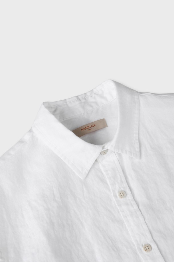 포켓 리넨 셔츠 D-QCSH09는 여름철 일상과 데이트룩, 카페룩에 잘 어울리는 남성용 셔츠입니다. 베이직하고 캐주얼한 스타일로, 슬림핏 디자인과 레귤러 기장으로 제작되었습니다. 리넨 소재 특유의 시원함과 내추럴한 텍스처가 돋보이며, 통기성이 우수하여 쾌적한 착용감을 선사합니다. 화이트, 스카이블루, 오렌지, 브라운, 옐로우 등 다양한 컬러 옵션으로 출시되었으며, 앞면 로고 자수와 포켓 디테일이 특징입니다. 캐주얼, 클래식, 미니멀 스타일을 모두 소화할 수 있는 활용도 높은 셔츠입니다.
