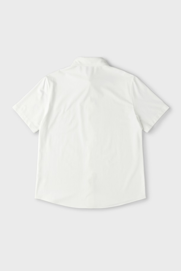 아이보리 컬러의 남성용 반소매 저지 셔츠 D-QCSH04입니다. 면, 레이온, 스판 혼방 소재로 제작되어 부드러운 촉감을 선사하며, 레귤러핏과 슬림핏으로 다양한 스타일 연출이 가능합니다. 칼라 네크라인과 밑단 로고 자수 디테일, 단추 여밈이 특징이며, 단독 착용은 물론 아우터와 레이어드하여 캐주얼, 미니멀, 클래식 스타일을 소화하기 좋습니다. 데이트룩, 카페룩과 같은 TPO에 적합하며, 여름, 간절기, 겨울까지 활용 가능한 활용도 높은 아이템입니다.
