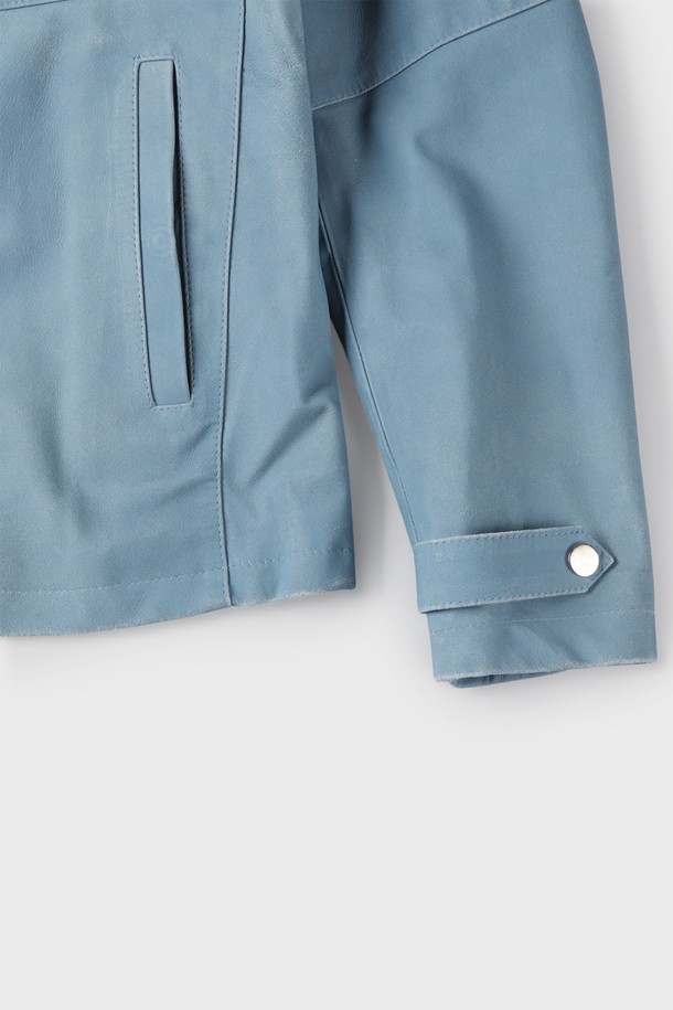 세련된 남성 스타일을 완성하는 양가죽 후드 라이더 재킷 F-QLJP02입니다. 부드러운 촉감의 양가죽 소재와 오일 워싱 처리로 은은한 광택과 고급스러움을 더했습니다. 슬림핏 디자인에 투웨이 지퍼, 후드 및 조임끈, 측면 포켓, 메쉬 안감, 통기성 기능을 더하여 여름부터 겨울까지 폭넓게 활용할 수 있는 실용적인 아이템입니다.
