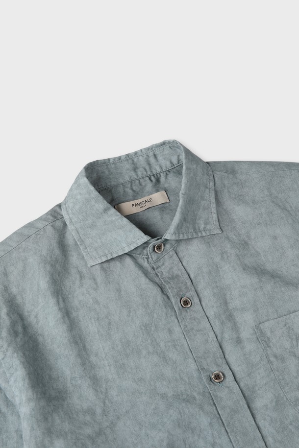 리오셀 린넨 워싱 셔츠 D-QCSH12는 남성용 상의로, 부드러운 촉감의 리오셀과 린넨 혼방 소재로 제작되었습니다. 베이직하면서도 캐주얼한 스타일로, 그레이와 블루 두 가지 색상으로 출시되었습니다. 간절기, 여름, 겨울까지 폭넓게 활용 가능하며, 슬림핏과 레귤러핏 두 가지 핏으로 만나볼 수 있습니다. 단추 여밈, 포켓 디테일, P 자수 포인트, 워싱 가공으로 빈티지한 감성을 더했으며, 데이트룩과 비즈니스 캐주얼, 캐주얼, 클래식, 미니멀 스타일을 즐겨 입는 분들께 추천합니다. 긴 소매 기장의 무지 셔츠입니다.
