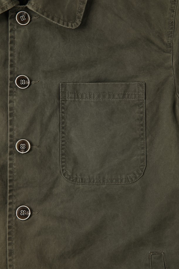 코튼 워크 재킷 M-QCJP03는 남성을 위한 클래식하고 베이직한 스타일의 워크 재킷입니다. 베이지와 카키 두 가지 색상으로 출시되었으며, 얇은 두께의 면 소재로 제작되어 부드러운 촉감을 자랑합니다. 간절기, 여름, 겨울, 다양한 계절에 걸쳐 비즈니스 캐주얼 및 겨울 데일리룩에 활용하기 좋습니다. 레귤러 핏에 긴 소매, 버튼 여밈 방식으로 디자인되었으며, 클래식 칼라와 가슴 및 사이드 포켓, 포켓 스티치 분리 가능 등의 특징을 가지고 있습니다. 미니멀하고 워크웨어 스타일을 연출하기에 적합합니다.
