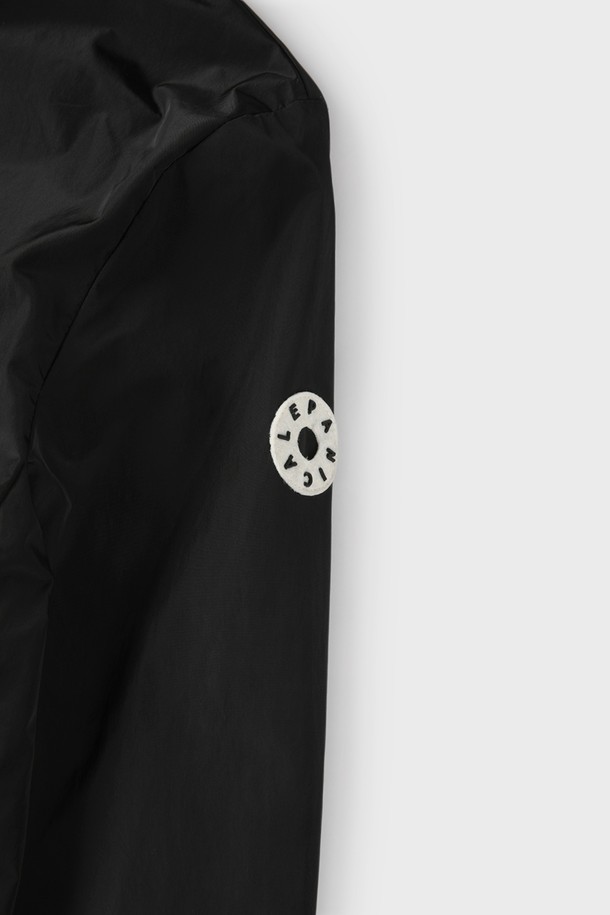 라이트 테크 후드 윈드브레이커 M-QCJP02는 부드러운 폴리에스터 소재로 제작되어 가볍고 편안한 착용감을 제공합니다. 후드와 밑단 조임끈으로 실용성을 더했으며, 앞면과 소매에 로고 디테일로 세련된 포인트를 더했습니다. 일상과 간절기는 물론 여름에도 활용 가능한 레귤러핏의 남성용 윈드브레이커입니다.
