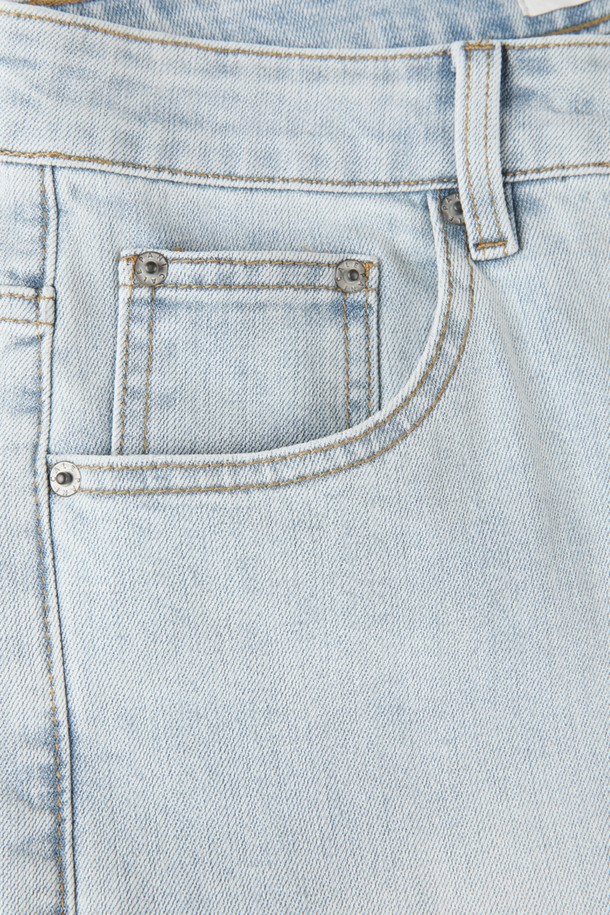 블루 라이트워시 데님 진 M-QJEAN05는 면, 폴리에스테르, 스판덱스 혼방 소재로 제작되어 부드러운 촉감과 편안한 착용감을 선사합니다. 슬림핏 또는 스트레이트 핏의 레귤러핏으로 출시되어 캐주얼하고 베이직한 스타일을 연출하며, 5포켓 디자인과 디스트레스드 디테일이 특징입니다. 데님 특유의 라이트워시 가공으로 시원한 느낌을 주어 여름, 간절기, 겨울까지 폭넓게 활용할 수 있습니다.
