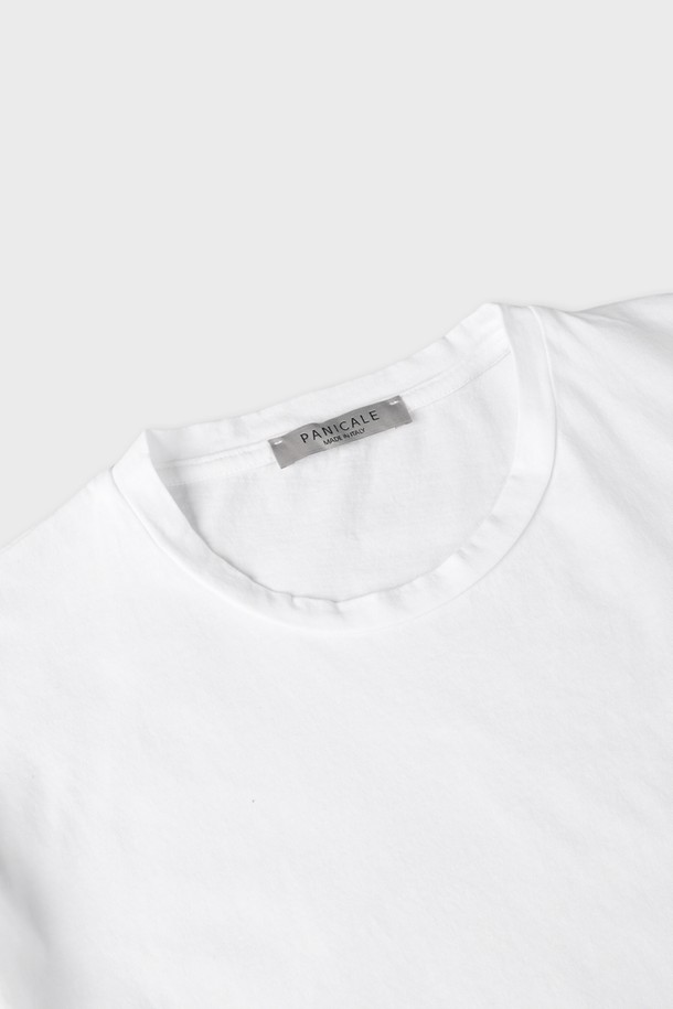 남성용 스티치 로고 반팔 티셔츠 F-QTEE01입니다. 부드러운 면 소재에 슬림핏으로 제작되어 편안한 착용감을 선사하며, 봄, 여름, 가을 간절기 시즌 데일리룩으로 활용하기 좋습니다. 가슴 부분 스티치 로고와 라운드넥 디자인으로 베이직하면서도 세련된 스타일을 연출하며, 레이어드하여 다양한 스타일링을 시도할 수 있습니다.
