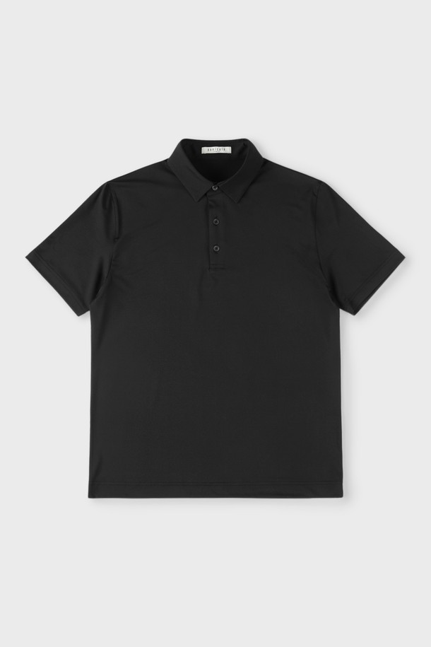 에어로쿨 스트레치 폴로 셔츠 D-QTEE16은 남성용 상의로, 일상 및 스포츠 활동에 적합한 에어로쿨 기능성 폴로 셔츠입니다. 얇고 부드러운 폴리에스터, 스판덱스 혼방 소재로 제작되어 흡습, 냉감, 통기 기능이 뛰어나 쾌적한 착용감을 제공합니다. 클로버 모양 단면 구조와 잠재수축사 가공으로 기능성을 높였으며, 슬림핏, 레귤러핏, 오버핏으로 다양한 스타일을 연출할 수 있습니다. 스포티, 미니멀, 캐주얼 스타일을 선호하는 분들께 추천하는 그레이 컬러의 반소매 무지 폴로 셔츠입니다. 로고 프린팅으로 포인트를 더했습니다.
