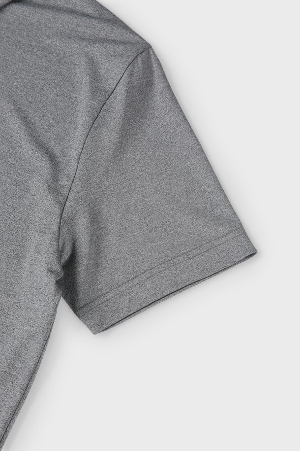 에어로쿨 스트레치 폴로 셔츠 D-QTEE16은 남성용 상의로, 일상과 스포츠 활동 모두에 적합한 폴로 셔츠입니다. 슬림핏과 레귤러핏 두 가지로 출시되어, 신체에 맞는 편안한 착용감을 제공합니다. 부드러운 촉감의 폴리에스터와 스판덱스 혼방 소재로 제작되어 흡습, 속건, 통기성, 체온 조절 기능을 갖췄습니다. 무지 디자인에 절제된 카라, 버튼 디테일, 뒷목 로고 프린팅으로 포인트를 주어 미니멀, 스포티, 클래식 스타일을 연출합니다. 출근룩과 피트니스룩에 모두 활용 가능하며, 사계절 내내 착용할 수 있는 실용적인 아이템입니다.
