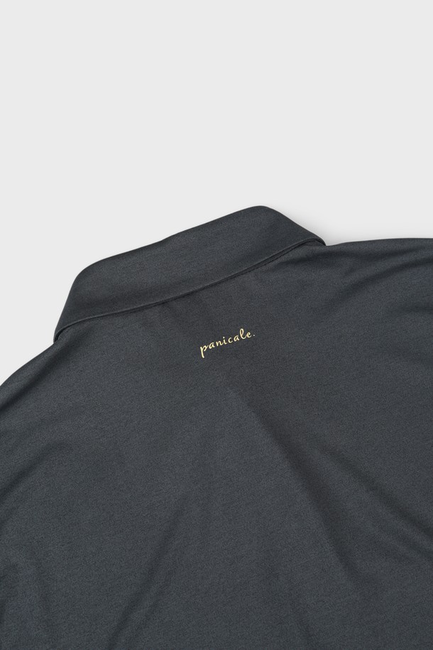 에어로쿨 스트레치 폴로 셔츠 D-QTEE16은 남성용 폴로 셔츠입니다. HYOSUNG(효성) aerocool 기능성 원단을 사용하여 흡습, 냉감, 통기, 속건 기능이 뛰어나 여름철 스포츠 활동이나 일상에서 쾌적하게 착용할 수 있습니다. 클로버 형태의 이형 단면 구조와 잠재권축사 가공으로 부드러운 촉감을 선사하며, 베이직하고 클래식한 스타일을 연출합니다. 슬림핏, 레귤러핏, 오버핏으로 다양한 핏을 선택할 수 있으며, 반소매, 레귤러 기장의 그레이 색상 무지 폴로 셔츠입니다.
