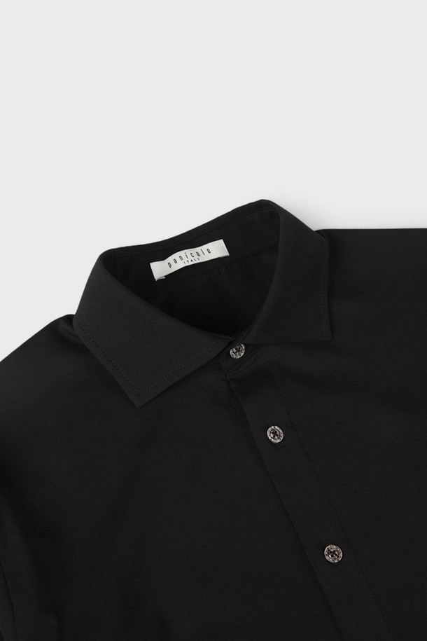 로고 포인트 저지 셔츠 D-QCSH13는 남성용 저지 셔츠입니다. 네이비와 아이보리 두 가지 색상으로 출시되었으며, 여름철 캐주얼 스타일 연출에 적합합니다. 부드러운 촉감의 면, 스판덱스 혼방 소재로 제작되어 편안한 착용감을 제공하며, 신축성이 우수합니다. 슬림핏 라운드넥 디자인에 PANICALE 로고 프린팅으로 포인트를 더했으며, 얇은 두께로 레이어드하여 다양한 스타일을 연출할 수 있습니다. 미니멀하고 베이직한 디자인으로 데일리룩에 활용하기 좋습니다.
