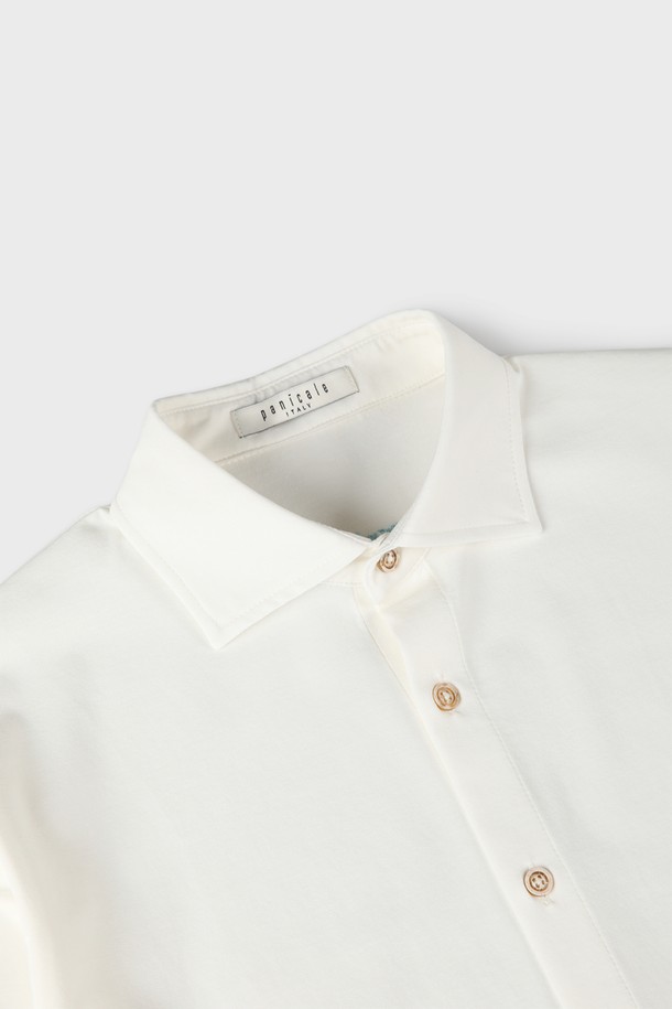 로고 포인트 저지 셔츠 D-QCSH13은 부드러운 촉감의 면과 스판덱스 혼방 소재로 제작되어 편안한 착용감을 선사합니다. 슬림핏으로 깔끔하게 떨어지는 실루엣이 특징이며, 간절기와 여름철에 활용하기 좋은 얇은 두께감입니다. 뒷목 부분에는 PANICALE 로고 프린팅으로 포인트를 주어 캐주얼하고 단정한 스타일을 연출할 수 있습니다. 아이보리 컬러로 어떤 하의에도 잘 어울리며, 데일리룩 또는 레이어드하여 다양한 스타일을 연출하기 좋습니다. 동네 마실룩, 캐주얼, 미니멀, 클래식 스타일을 즐겨 입는 분들께 추천합니다.
