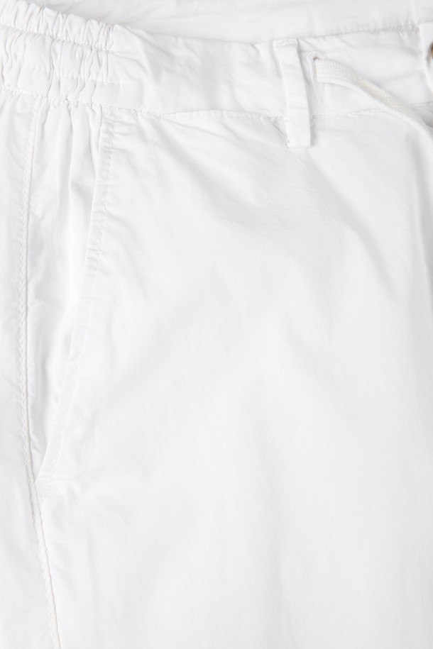 포플린 밴딩 슬림핏 치노 팬츠 F-ICPT03는 베이직하고 캐주얼한 스타일의 남녀 공용 치노 팬츠입니다. 면과 엘라스테인의 혼방으로 제작되어 부드러운 촉감과 편안한 착용감을 제공하며, 봄, 여름, 가을 시즌에 적합합니다. 슬림핏 디자인과 무지 패턴으로 어떤 상의에도 쉽게 매치할 수 있으며, 밴딩 허리와 드로우스트링으로 허리 사이즈 조절이 용이합니다. 그레이, 차콜, 베이지, 화이트, 카키 등 다양한 5가지 색상으로 출시되어 폭넓은 선택지를 제공하며, 앞뒤 포켓과 허리 안쪽 라벨 디테일로 실용성을 더했습니다. 일상생활과 캐주얼한 활동에 유용하게 활용할 수 있는 아이템입니다.
