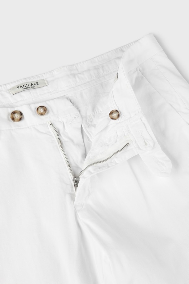 부드러운 촉감의 마이크로 텍스처가 돋보이는 남성용 슬림핏 치노 팬츠 F-QCPT10입니다. 면과 엘라스테인의 혼방으로 제작되어 봄, 여름 시즌 데일리 및 일상용으로 적합하며, 화이트와 베이지 두 가지 컬러로 제공됩니다. 슬림핏 디자인과 앞뒤 포켓 구성, 은은한 마이크로 텍스처 디테일이 모던하고 베이직한 스타일을 완성합니다.
