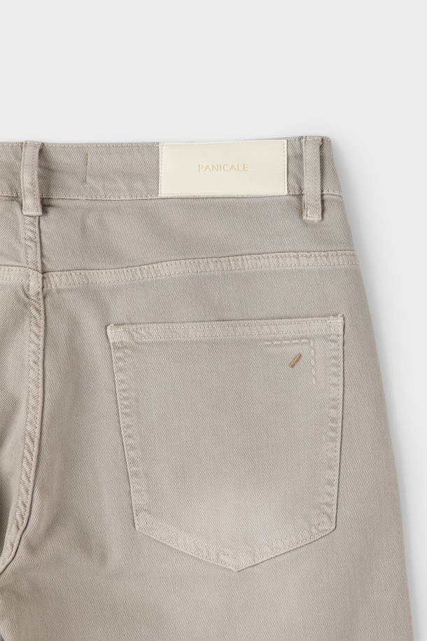 베이지 라이트워시 데님 진 M-QJEAN08은 남성용 데님 진으로, 부드러운 촉감과 유연성을 자랑합니다. 캐주얼하고 베이직한 스타일을 연출하며, 봄, 여름, 가을, 겨울 사계절 모두 착용 가능합니다. 은은한 라이트 워싱과 5포켓 디자인으로 포인트를 더했고, 레귤러 슬림핏으로 편안하면서도 세련된 핏을 선사합니다. 면, 리오셀, 폴리에스테르, 스판 혼방 소재로 제작되어 신축성이 뛰어나 활동성이 좋습니다. 데이트룩, 카페룩, 캐주얼, 미니멀, 클래식 등 다양한 스타일에 활용할 수 있습니다.
