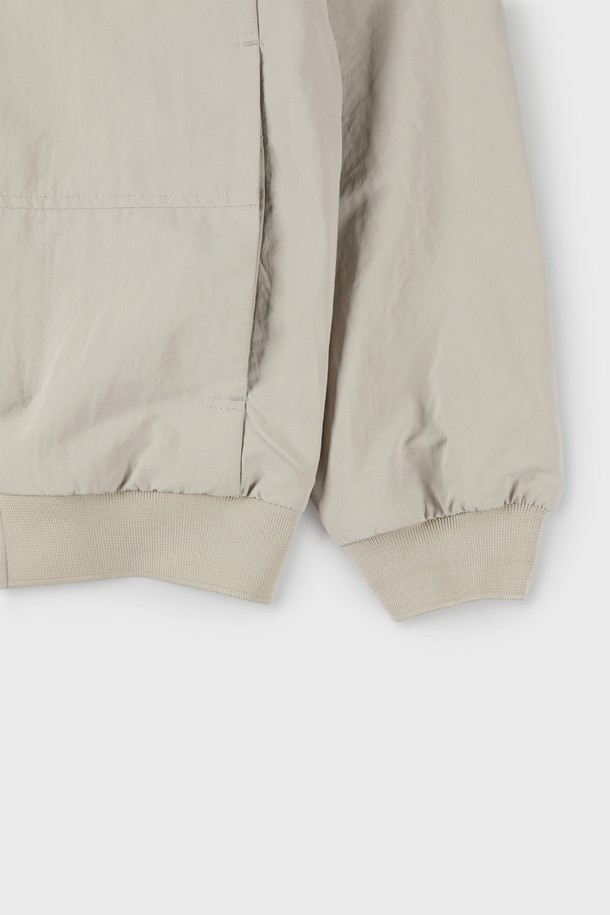 가볍고 부드러운 폴리에스터 소재의 라이트웨이트 블루종 점퍼입니다. 베이지 색상으로 어떤 옷에도 잘 어울리며, 간절기부터 겨울까지 활용 가능한 실용적인 아이템입니다. 베이직한 디자인에 베이스볼 카라, 측면 포켓, 골지 마감 디테일이 더해져 편안하면서도 스타일리시한 연출이 가능합니다.
