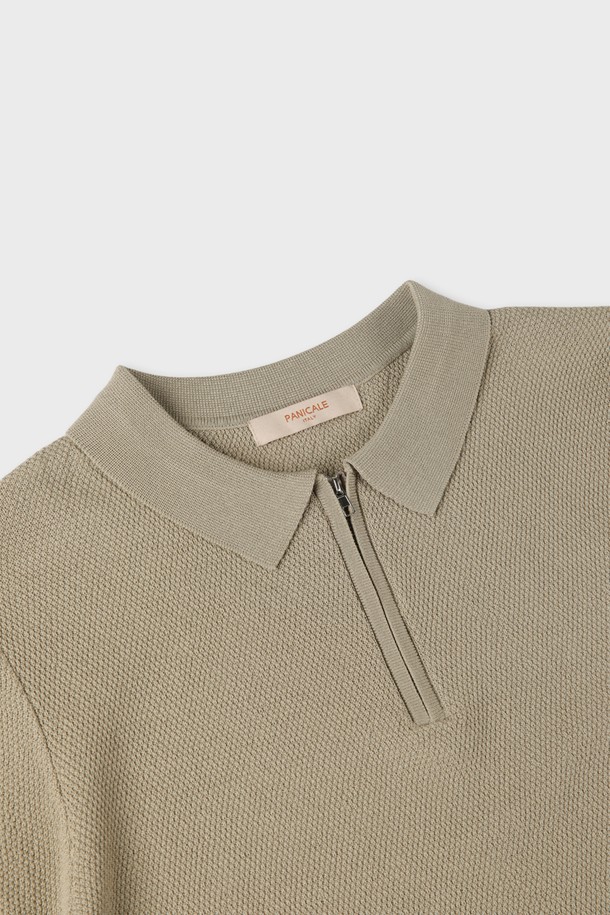 "반소매 집업 폴로 니트 M-QNIT10"은 남성용 반소매 집업 폴로 니트입니다. 베이지, 카키, 아이보리 3가지 색상으로 만나볼 수 있으며, 여름과 간절기에 착용하기 좋습니다. 슬림핏으로 제작되었으며, 부드러운 촉감의 비스코스, 폴리에스터 혼방 소재로 제작되어 편안한 착용감을 선사합니다. 골지 패턴에 클래식한 카라 디자인으로, 데이트룩, 카페룩 등 다양한 TPO에 미니멀하고 클래식한 스타일을 연출할 수 있으며, 단독 또는 아우터 속 이너 니트로 활용 가능합니다.
