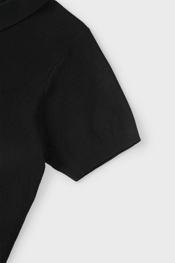 반소매 집업 폴로 니트 M-QNIT10은 남성용 반소매 집업 폴로 니트입니다. 베이지, 카키, 차콜, 아이보리 4가지 색상으로 출시되었으며, 여름과 간절기에 착용하기 좋습니다. 부드러운 촉감의 비스코스와 폴리에스터 혼방 소재로 제작되었으며, 슬림핏과 골지 패턴이 특징입니다. 클래식 카라 디자인과 집업 스타일로, 단독 착용 또는 이너 니트로 활용하여 베이직하고 클래식한 스타일을 연출할 수 있습니다. 데이트룩, 카페룩, 비즈니스 캐주얼 등 다양한 TPO에 활용 가능하며, 미니멀하고 캐주얼한 스타일을 완성합니다.
