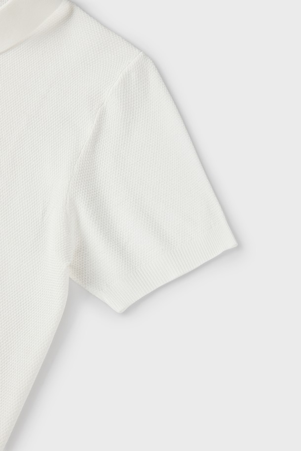 **반소매 집업 폴로 니트 M-QNIT10**

베이직하고 클래식한 스타일의 남성 반소매 집업 폴로 니트입니다. 가볍고 신축성이 좋은 비스코스, 폴리에스터 혼방 소재로 제작되어 여름과 간절기에 착용하기 좋습니다. 슬림핏으로 디자인되었으며, 부드러운 촉감과 골지 패턴이 특징입니다. 데이트룩, 비즈니스 캐주얼 등 다양한 TPO에 활용 가능하며, 단독 또는 이너 니트로도 활용할 수 있습니다. 카키, 베이지, 아이보리 세 가지 색상으로 출시되었습니다.
