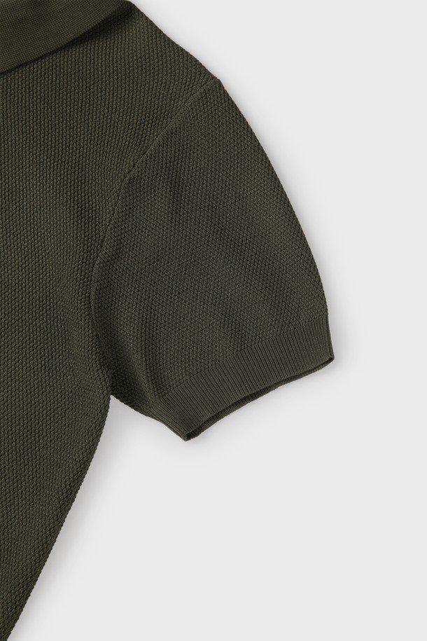 베이직한 디자인의 남성용 반소매 집업 폴로 니트입니다. 비스코스, 폴리에스터 혼방 소재로 제작되어 부드러운 촉감과 편안한 착용감을 선사합니다. 슬림핏으로 제작되었으며, 클래식한 카라 디자인과 골지 패턴이 특징입니다. 여름, 간절기에 데이트룩, 카페룩 등 다양한 TPO에 맞춰 스타일리시하게 연출할 수 있습니다. 단독 착용은 물론, 아우터 속 이너 니트로 활용하여 미니멀하고 캐주얼한 스타일을 완성할 수 있습니다. 컬러는 베이지, 카키, 아이보리 3가지로 만나보세요.
