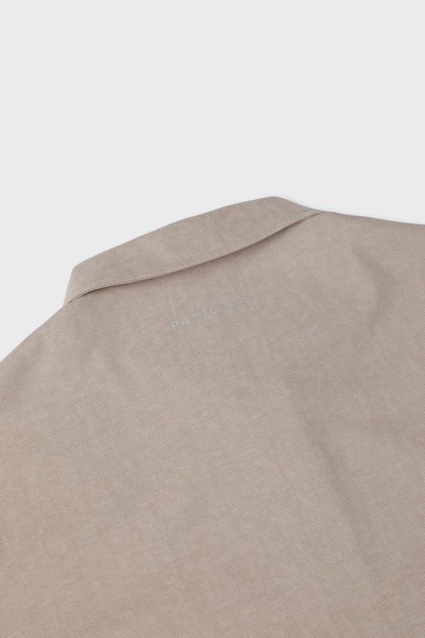 베이직하고 캐주얼한 스타일의 남성용 반집업 폴로 티셔츠 M-QTEE19입니다. 부드러운 촉감의 면, 폴리에스터, 스판 혼방 소재로 제작되어 여름과 간절기에 시원하고 편안하게 착용 가능합니다. 클래식한 카라 디자인과 뒷면 로고 프린팅이 돋보이며, 레귤러핏으로 제작되어 어떤 스타일에도 잘 어울립니다. 데이트룩, 카페룩 등 다양한 TPO에 활용할 수 있으며, 신축성이 좋아 활동성이 뛰어나고 몸에 달라붙지 않아 쾌적한 착용감을 선사합니다.
