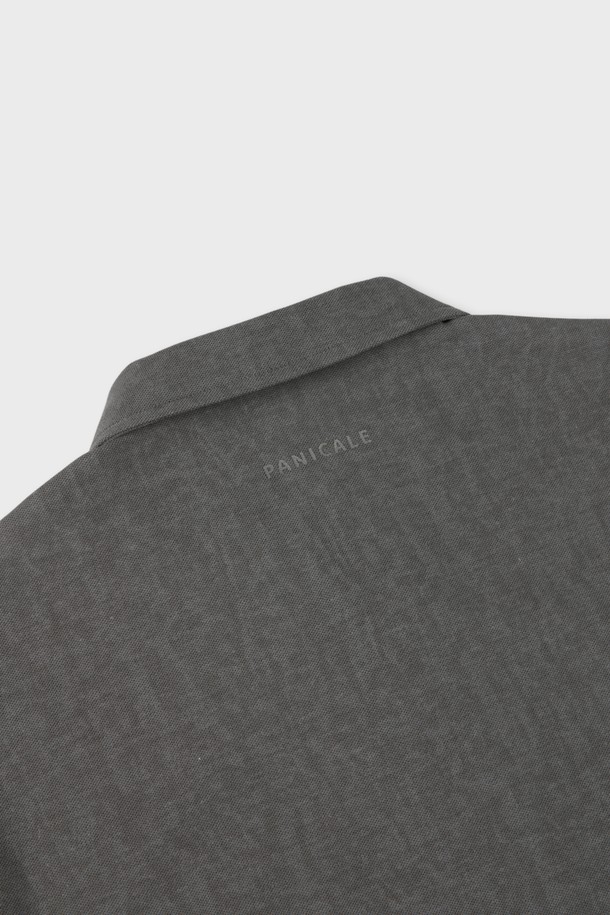 **반집업 폴로 티셔츠 M-QTEE19**

베이지, 블루, 화이트, 카키, 차콜 등 다채로운 컬러로 출시된 반집업 폴로 티셔츠입니다. 면, 폴리에스터, 스판 혼방 소재로 제작되어 부드러운 촉감과 편안한 착용감을 선사하며, 신축성 있는 소재로 활동성을 높였습니다. 레귤러핏에 반소매 디자인으로, 일상, 데이트, 동네 마실, 카페 등 다양한 TPO에 활용하기 좋습니다. 베이직하고 클래식한 스타일로, 미니멀, 캐주얼 룩을 즐겨 입는 분들께 추천합니다. 뒷면 로고 프린팅으로 포인트를 더했습니다.
