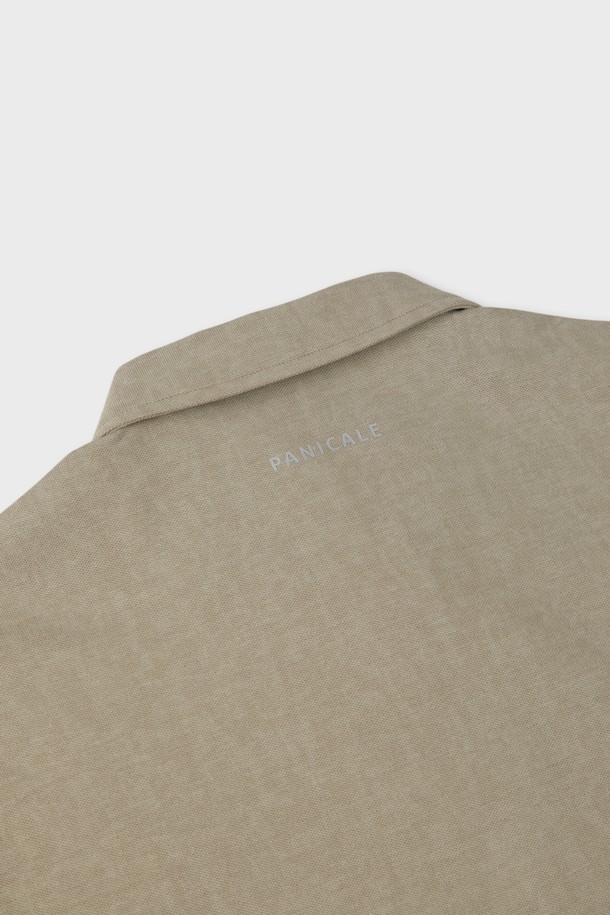 M-QTEE19 반집업 폴로 티셔츠는 베이직하고 클래식한 스타일을 선호하는 분들을 위한 상의입니다. 면, 폴리에스터, 스판 혼방 소재로 제작되어 부드러운 촉감과 신축성을 제공하며, 얇은 두께감으로 여름과 간절기에 시원하게 착용할 수 있습니다. 뒷면 로고 프린트가 돋보이며, 레귤러핏으로 편안한 착용감을 선사합니다. 데이트룩, 카페룩 등 다양한 TPO에 활용하기 좋으며, 미니멀하고 캐주얼한 스타일을 연출할 수 있습니다. 베이지, 블루, 화이트, 카키, 차콜 등 활용도 높은 5가지 컬러로 출시되었습니다.
