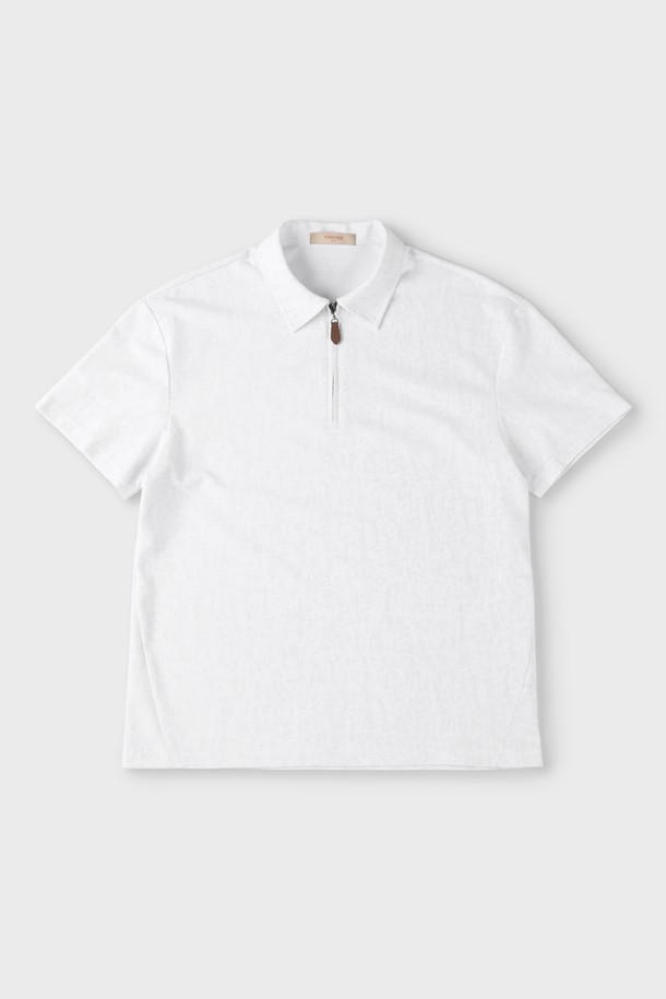 **반집업 폴로 티셔츠 M-QTEE19**는 남성용 반집업 폴로 티셔츠입니다. 베이지, 블루, 화이트, 카키 4가지 색상으로 출시되었으며, 데일리룩과 간절기, 여름철에 착용하기 좋습니다. 클래식하고 베이직한 스타일로, 레귤러 핏의 반소매 기장입니다. 면, 폴리에스터, 스판 혼방 소재로 제작되어 부드러운 촉감을 선사합니다. 클래식한 카라 디자인과 뒷면 로고 프린팅이 특징이며, 카페룩, 여행룩, 미니멀, 캐주얼 스타일을 연출하기에 적합합니다.
