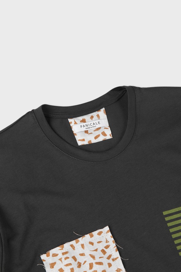 패치워크 코튼 티셔츠 F-QTEE03은 남성을 위한 캐주얼 스타일의 반소매 티셔츠입니다. 차콜과 화이트 두 가지 색상으로 제공되며, 부드러운 면 소재에 신축성을 더해 편안한 착용감을 선사합니다. 다채로운 패턴과 컬러의 패치워크 디자인과 단정한 라운드넥으로 제작되어 다양한 하의와 멋스럽게 매치할 수 있습니다.
