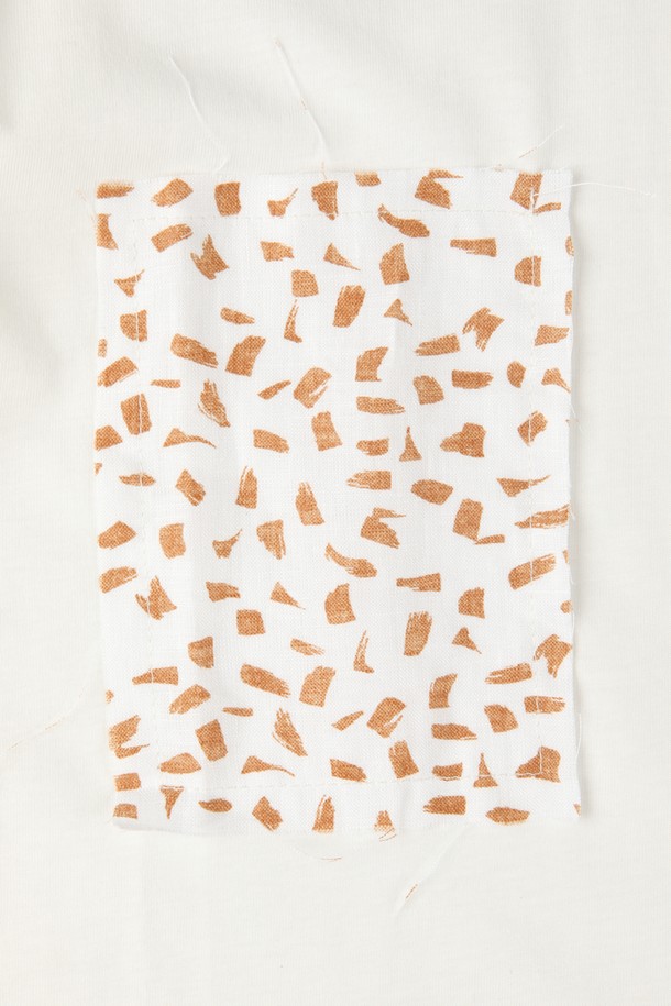 패치워크 코튼 티셔츠 F-QTEE03은 화이트와 차콜 두 가지 색상으로 출시된 남성용 반소매 티셔츠입니다. 부드러운 면 소재로 제작되어 편안한 착용감을 선사하며, 신축성이 있어 활동성을 높였습니다. 다채로운 패턴과 컬러의 패치워크 디자인, 슬림핏, 라운드넥으로 캐주얼한 스타일을 연출하며, 데일리룩으로 활용하기 좋습니다.
