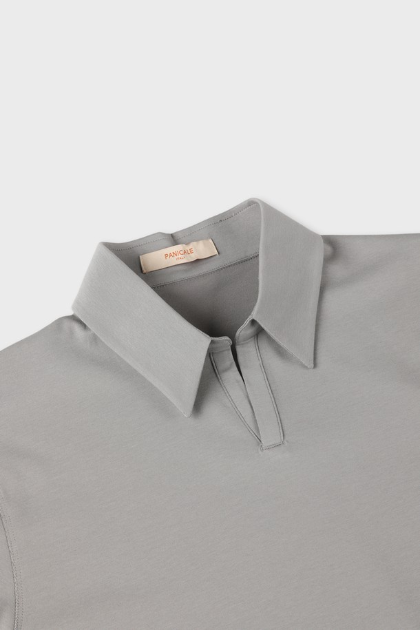 쿨에버 조니 칼라 폴로 셔츠 D-QTEE20는 남성용 폴로 셔츠로, 미니멀하고 베이직한 스타일을 추구합니다. 그레이 컬러에 반소매 기장과 레귤러핏, 슬림핏으로 폭넓은 핏을 제공하며, COOLEVER 기능성 원단과 흡습, 속건, 통기 기능을 갖춰 여름, 간절기, 겨울에도 쾌적하게 착용 가능합니다. 면, 폴리에스테르, 스판덱스 혼방 소재로 부드러운 촉감을 제공하며, 로고 자수 디테일이 특징입니다.
