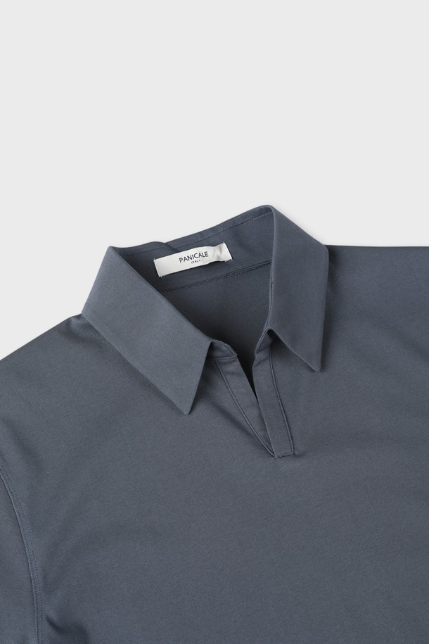 쿨에버 조니 칼라 폴로 셔츠 D-QTEE20는 여름, 간절기, 겨울까지 활용 가능한 베이직 스타일의 반소매 폴로 셔츠입니다. COOLEVER 기능성 원단을 사용하여 흡습, 속건, 통기, 경량 기능을 갖췄으며, 부드러운 촉감과 무지 디자인으로 편안한 착용감을 선사합니다. 슬림핏, 레귤러핏, 오버핏으로 다양한 핏을 선택할 수 있으며, 조니칼라 네크라인과 로고 자수 디테일이 돋보이는 제품입니다.
