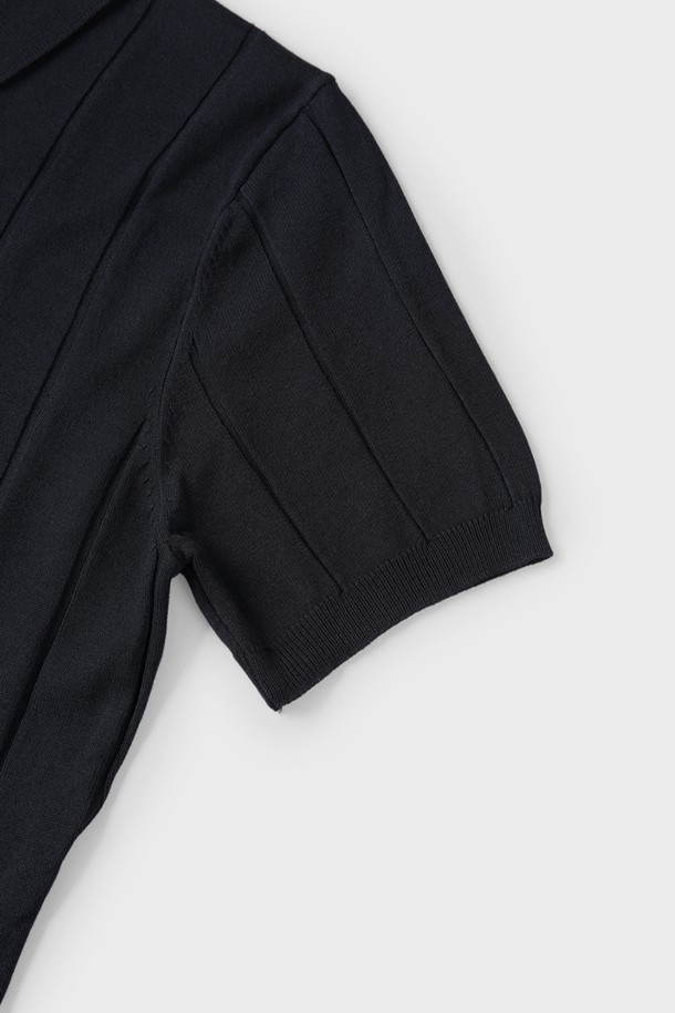 스트라이프 조니 칼라 폴로 니트 M-QNIT09는 여름, 간절기에 착용하기 좋은 남성용 반소매 니트입니다. 부드러운 촉감의 비스코스, 폴리에스터 혼방 소재로 제작되었으며, 슬림핏 디자인에 얇은 두께감으로 시원하게 착용 가능합니다. 베이직하고 캐주얼한 스타일로 데이트룩, 여행룩 등 다양한 TPO에 활용할 수 있으며, 스트라이프 패턴과 조니 칼라, 골지 마감 디테일이 특징입니다. 신축성이 뛰어나 편안하며, 버튼 없는 디자인으로 깔끔한 느낌을 줍니다. 화이트, 네이비 두 가지 컬러로 출시되었습니다.
