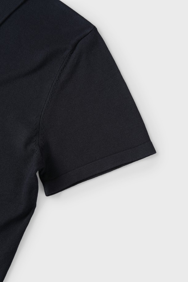 조니 칼라 폴로 니트 M-QNIT08은 미니멀하고 베이직한 스타일의 남성 여름 니트입니다. 부드러운 촉감의 비스코스, 폴리에스테르 혼방 소재로 제작되었으며, 슬림핏으로 시원하고 편안한 착용감을 선사합니다. 골지 패턴과 조니칼라 디자인이 특징이며, 반소매 기장으로 데이트룩, 카페룩 등 다양한 TPO에 활용할 수 있습니다. 버튼리스 디자인으로 깔끔하며, 단독 또는 아우터 이너로 활용 가능하여 활용도가 높습니다. 네이비, 블랙 두 가지 컬러로 출시되었습니다.
