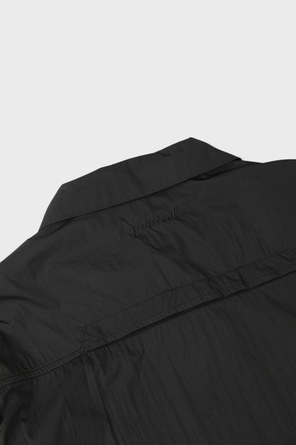 블랙 색상의 남성용 윈드브레이커 M-QCJP06는 봄, 가을 간절기에 적합한 슬림핏의 경량 아우터입니다. 나일론과 폴리에스테르 혼방 소재로 제작되어 부드러운 촉감과 함께 방풍 기능을 제공하며, 메쉬 소재 적용으로 통기성을 강화했습니다. 일상 및 스포츠 활동에 모두 활용 가능하며, 집업 스타일과 무지 디자인으로 미니멀하고 스포티한 매력을 연출합니다.
