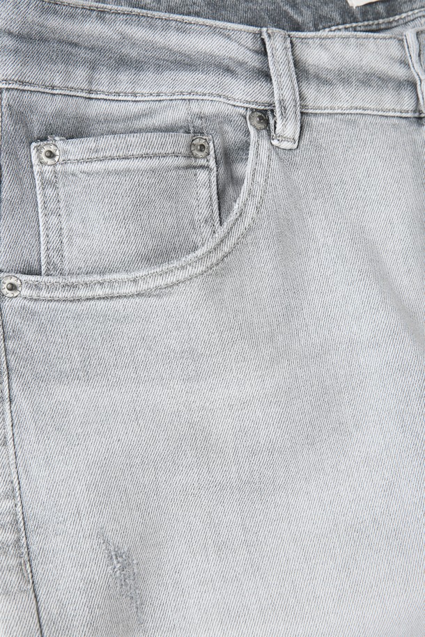 그레이 컬러의 라이트워시 데님 진 M-QJEAN07는 남성들을 위한 캐주얼 데님 팬츠입니다. 면, 폴리에스터, 스판덱스의 혼방으로 제작되어 부드러운 촉감과 뛰어난 착용감을 제공하며, 슬림핏과 레귤러핏으로 출시되어 다양한 스타일을 연출할 수 있습니다. 빈티지한 워싱과 디스트로이드 디테일, 5포켓 디자인이 특징이며, 스트레치 소재로 활동성을 높였습니다.
