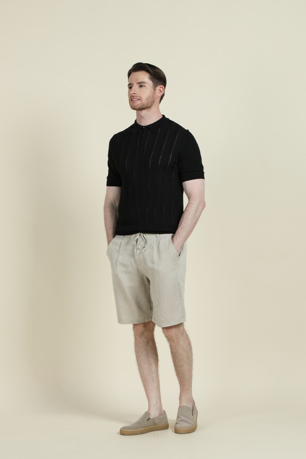 부드러운 텐셀과 리넨 혼방 소재로 제작된 남성 드로우스트링 쇼츠입니다. 카키와 그레이 두 가지 색상으로 만나볼 수 있으며, 허리 부분 드로우스트링과 슬림 또는 레귤러 핏으로 편안한 착용감을 제공합니다. 무릎 위 기장으로 시원하며, 뒷면 로고 자수와 뒷주머니 봉제 제거 가능한 디테일이 돋보이는 데일리 쇼츠입니다.
