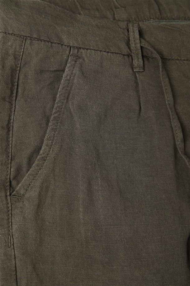 부드러운 린넨과 텐셀 혼방 소재로 제작된 남성 드로우스트링 쇼츠입니다. 카키 색상에 무지 디자인으로, 여름 및 간절기에 캐주얼하고 베이직한 스타일을 연출하기 좋습니다. 슬림핏, 레귤러핏, 릴렉스핏으로 편안함을 더했으며, 뒷면 로고 자수와 뒷주머니 봉제(제거 가능) 디테일이 특징입니다.
