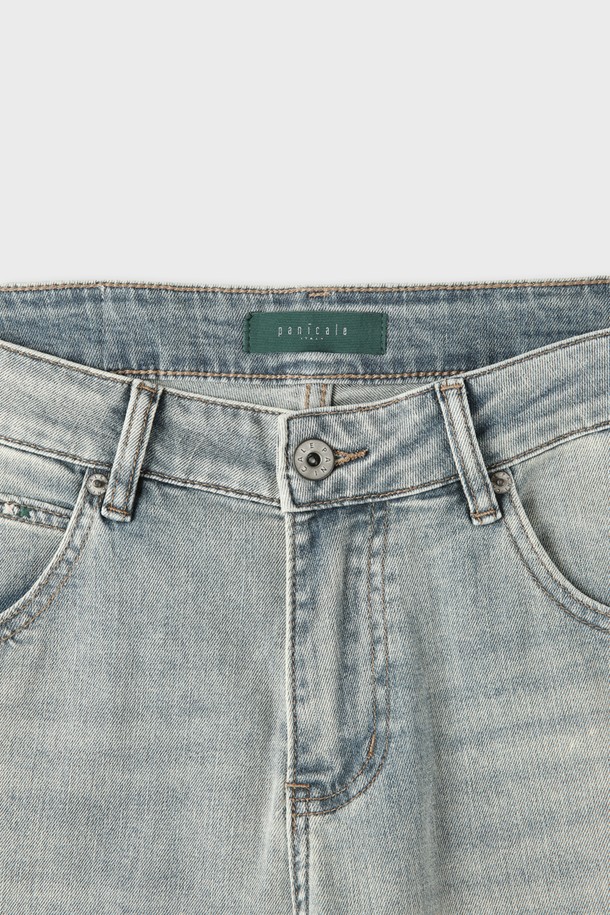 라이트블루 컬러의 남성용 데님 진으로, 캐주얼한 스타일을 연출하기에 좋습니다. 면, 폴리에스테르, 스판덱스의 혼방 소재로 제작되어 부드러운 촉감과 편안한 착용감을 제공하며, 은은한 워싱과 배색 자수 디테일이 돋보입니다. 레귤러핏과 스트레이트 핏으로 디자인되었으며, 5포켓 디자인과 간절기, 여름, 겨울 등 다양한 계절에 활용 가능한 실용적인 아이템입니다.
