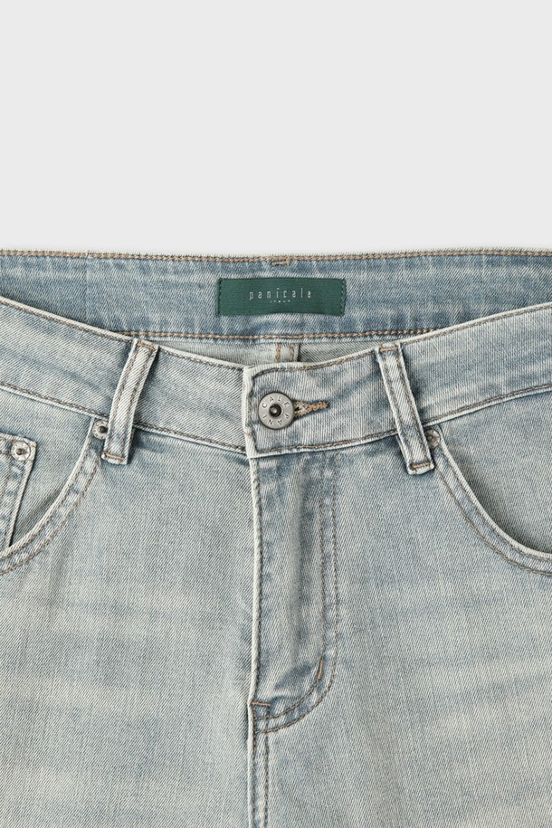 라이트블루 스티치 데님 진 M-QJEAN09는 남성을 위한 데일리 청바지입니다. 봄, 여름, 가을 계절에 적합하며, 캐주얼, 베이직 스타일을 연출할 수 있습니다. 레귤러 슬림 핏으로 제작되었으며, 부드러운 촉감이 특징입니다. 워싱과 스티치 패턴, 5포켓 디자인과 배색 스티치 디테일로 포인트를 더했습니다. 쇼핑룩, 카페룩과 같은 TPO, 캐주얼, 미니멀 스타일을 선호하는 분들께 추천합니다.
