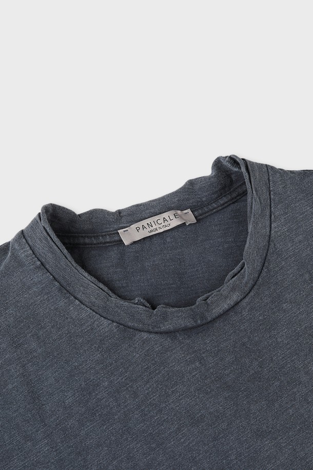 블루 가먼트 다이 코튼 포켓 데일리 티셔츠 F-HTEE63는 부드러운 촉감의 면 소재로 제작되어 편안한 착용감을 선사합니다. 빈티지한 무드를 더하는 후염 가공과 데일리룩에 활용하기 좋은 디자인, 그리고 실용적인 포켓 디테일이 특징입니다. 슬림, 레귤러, 오버핏으로 다양한 핏을 선택할 수 있으며, 블루, 카키, 차콜 세 가지 색상으로 출시되어 간절기, 여름, 겨울 등 계절에 구애받지 않고 폭넓게 활용할 수 있습니다.
