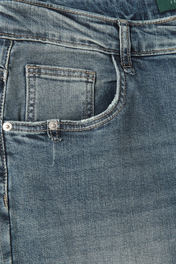 **디스트레스드 워싱 데님 진 M-QJEAN13**은 남성용 데님 진으로, 캐주얼한 스타일을 연출하기에 좋습니다. 부드러운 촉감의 면, 리오셀, 폴리에스터, 스판 혼방 소재에 은은한 워싱과 디스트레스드 디테일이 더해져 유니크한 디자인을 완성합니다. 슬림, 레귤러, 스트레이트 핏으로 다양한 체형에 맞춰 선택 가능하며, 5포켓 디자인으로 실용성을 더했습니다.
