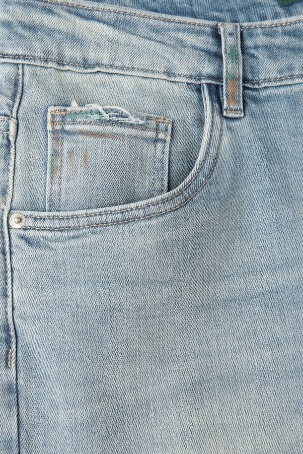 페인트 워싱 데님 진 M-QJEAN12는 남성용 데님 팬츠로, 캐주얼한 스타일을 연출하기 좋습니다. 부드러운 촉감과 신축성 좋은 면, 폴리에스터, 비스코스, 스판덱스 혼방 소재로 제작되어 편안한 착용감을 제공하며, 레귤러핏 또는 슬림핏으로 폭넓은 핏을 선택할 수 있습니다. 은은한 워싱과 페인트 디테일, 5포켓 디자인이 특징이며, 여름, 간절기, 겨울까지 활용 가능한 실용적인 아이템입니다.
