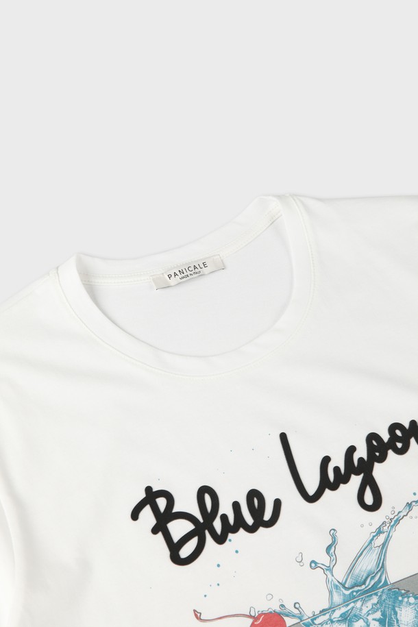 블루 라군 프린트 티셔츠 F-QTEE13은 시원한 화이트 컬러에 블루 라군 칵테일 그래픽 프린팅으로 포인트를 준 남성용 티셔츠입니다. 얇고 부드러운 면 소재로 제작되어 여름과 간절기에 쾌적하게 착용 가능하며, 슬림핏 라운드넥 디자인으로 캐주얼한 스타일을 연출합니다. 신축성이 좋아 편안한 착용감을 선사하며, 일상복으로 활용하기 좋습니다.
