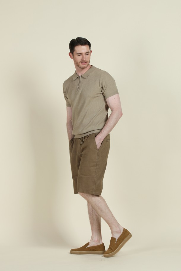 **드로우스트링 리넨 쇼츠 M-QCPT13**는 여름철 편안함과 스타일을 동시에 잡을 수 있는 남성용 반바지입니다. 블랙, 브라운, 차콜 세 가지 색상으로 출시되어 어떤 상의와도 쉽게 매치할 수 있습니다. 린넨 소재 특유의 자연스러운 촉감과 얇은 두께감으로 시원하게 착용 가능하며, 레귤러핏으로 편안한 착용감을 제공합니다. 드로우스트링과 하프 밴딩으로 허리 사이즈 조절이 용이하며, 앞뒤 포켓과 뒷주머니 봉제 제거 가능 디테일로 실용성을 더했습니다. 동네 마실룩, 휴가룩, 여행룩 등 다양한 상황에서 캐주얼하고 미니멀한 스타일을 연출해보세요.
