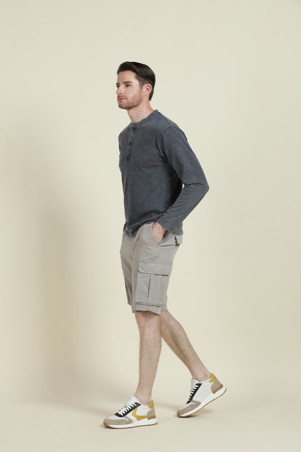 워시드 면혼방 카고 쇼츠 M-QCPT15는 부드러운 촉감의 면 98%, 스판 2% 혼방 소재로 제작된 남성용 카고 쇼츠입니다. 캐주얼한 스타일의 그레이 컬러 무지 반바지로, 레귤러핏 또는 슬림핏으로 착용 가능하며 여름, 간절기, 겨울까지 활용할 수 있습니다. 워싱 가공과 측면 카고 포켓 디자인으로 실용성을 더했으며, 얇은 두께감으로 편안한 착용감을 선사합니다.
