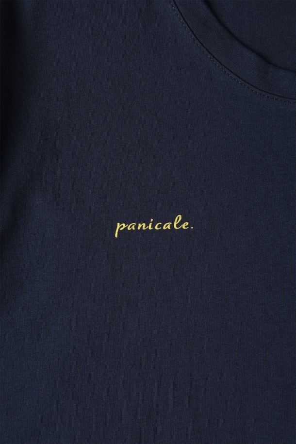 네이비 컬러의 코튼 소재로 제작된 남성용 코튼 패치워크 로고 티셔츠 F-QTEE14입니다. 부드러운 촉감과 신축성 있는 면 소재로 여름철 시원하고 편안하게 착용할 수 있으며, 슬림핏 라운드넥 디자인이 특징입니다. 다양한 하의와 매치하여 캐주얼하고 베이직한 스타일을 연출할 수 있습니다.
