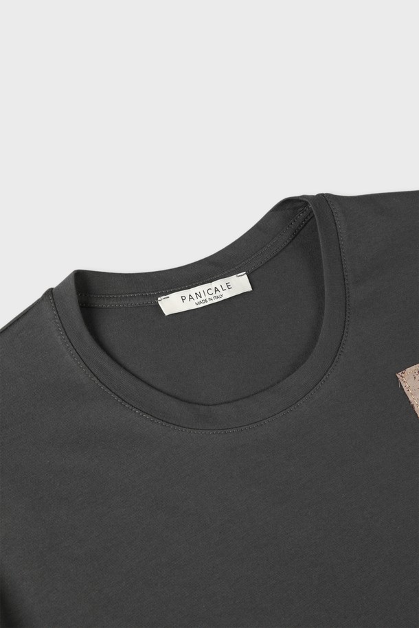 **코튼 패치워크 로고 티셔츠 F-QTEE15**

다채로운 패턴과 컬러의 패치워크 디테일이 돋보이는 코튼 티셔츠입니다. 부드러운 촉감의 면 소재로 제작되어 편안한 착용감을 선사합니다. 슬림핏 디자인과 라운드넥으로 깔끔하고 베이직한 스타일을 연출합니다. 데일리룩 및 간절기, 여름철에 활용하기 좋으며, 캐주얼, 미니멀, 클래식 무드를 모두 소화합니다. 동네 마실룩이나 여행룩으로 코디하기 좋습니다.
