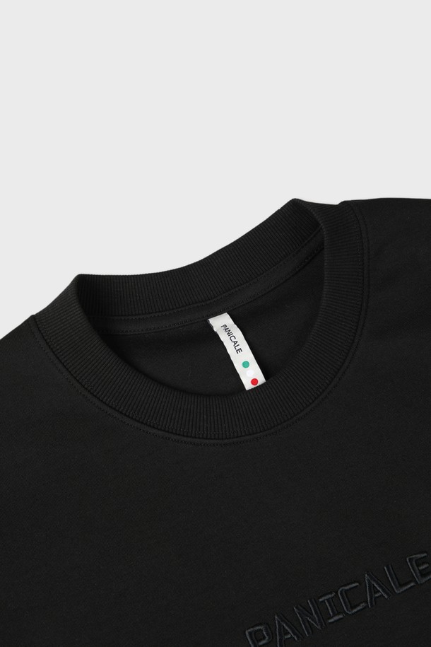 블랙과 화이트 색상으로 출시된 남성용 로고 반팔 티셔츠 M-QTEE22입니다. 비스코스, 폴리에스터, 스판 혼방 소재로 제작되어 부드러운 촉감과 얇은 두께감으로 여름, 간절기에 시원하게 착용하기 좋습니다. 여유 있는 오버핏 실루엣과 중간 신축성, 앞면 로고 자수 포인트가 돋보이는 베이직 캐주얼 스타일의 티셔츠입니다.
